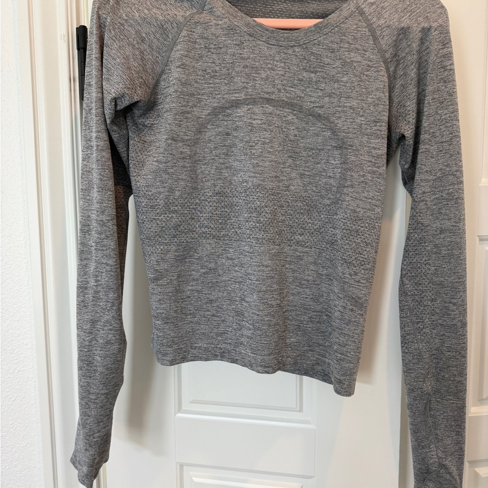 Lululemon Swiftly Tech Waist Length Size 6 in Slate/White. EUC worn 1 time.